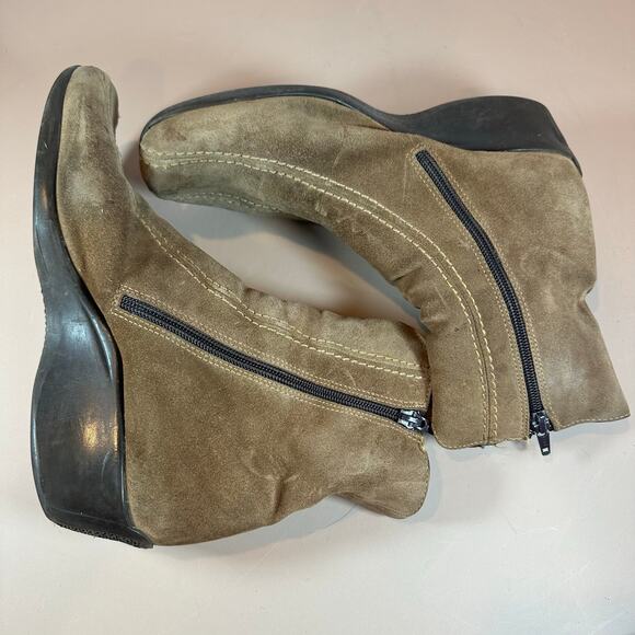 La Canadienne Braydon Tan Suede Boots Booties Wedge Flat Slouch 9 9M - Picture 4 of 10